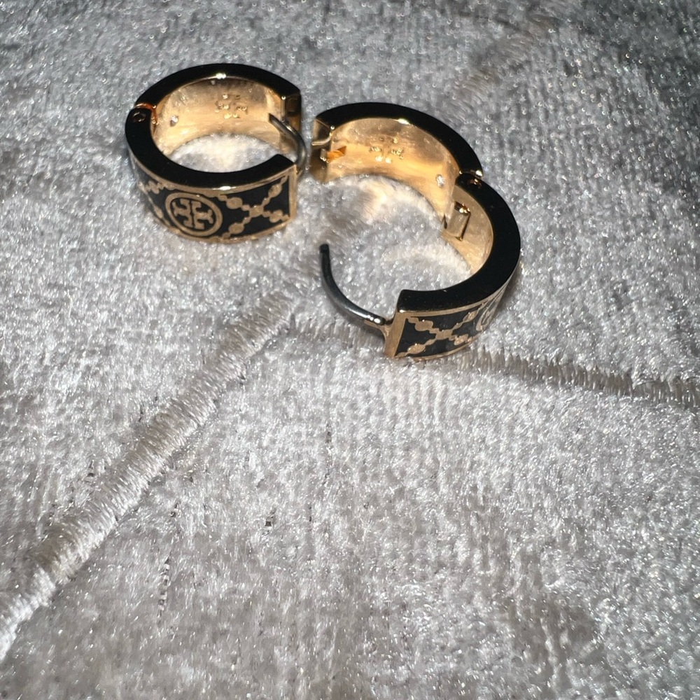 TORY BURCH SMALL T MONOGRAM HOOP EARRING 🖤 - Picture 3 of 3